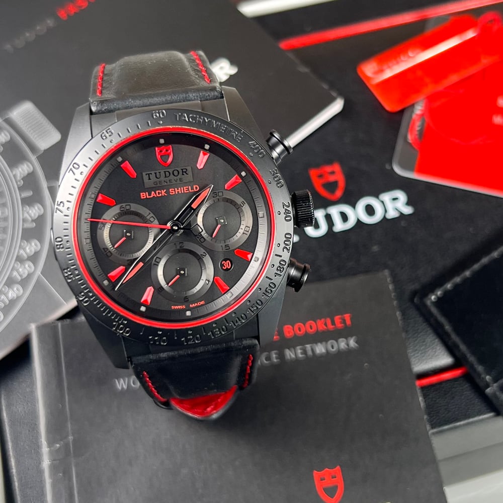 Tudor black shield online red